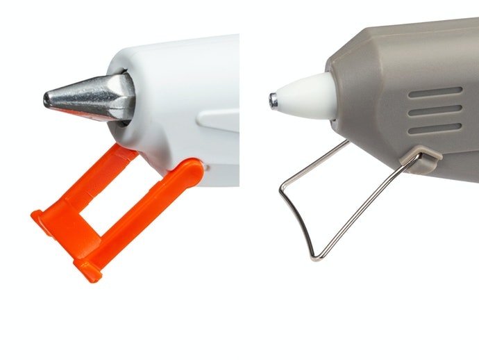 Glue gun dengan kaki penyangga, agar lebih nyaman digunakan