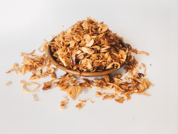 Bawang putih goreng, rasanya gurih dan agak pahit untuk disantap bersama masakan lain