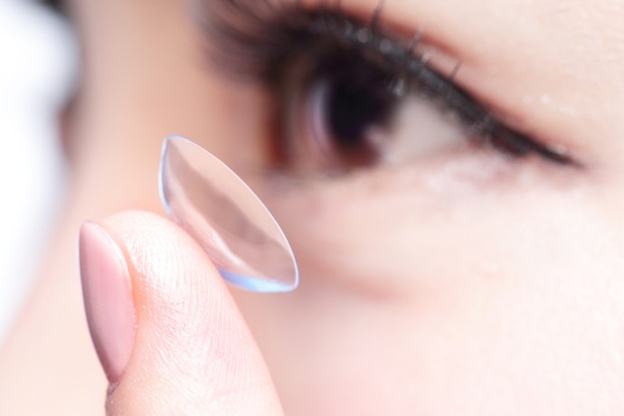 Untuk pemula atau penggunaan singkat, cari softlens bahan HEMA dengan kadar air <70%