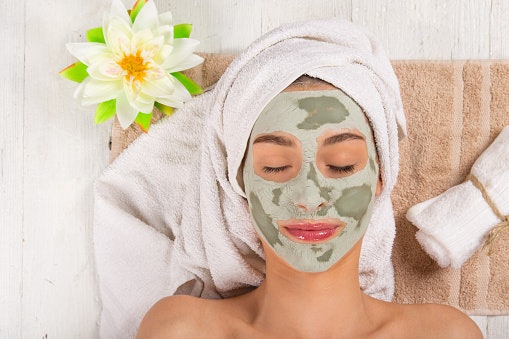 Untuk kulit kusam dan bekas jerawat: Cari kombinasi eksfoliator fisik dan kandungan brightening agent