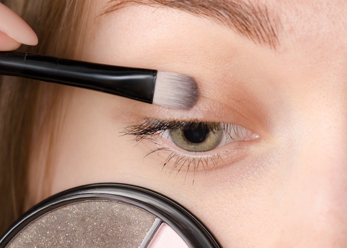 Jika sudah sering ber-makeup, pertimbangkan kuas makeup yang lebih mendetail, seperti foundation, angled, eyeshadow, atau eyeliner brush