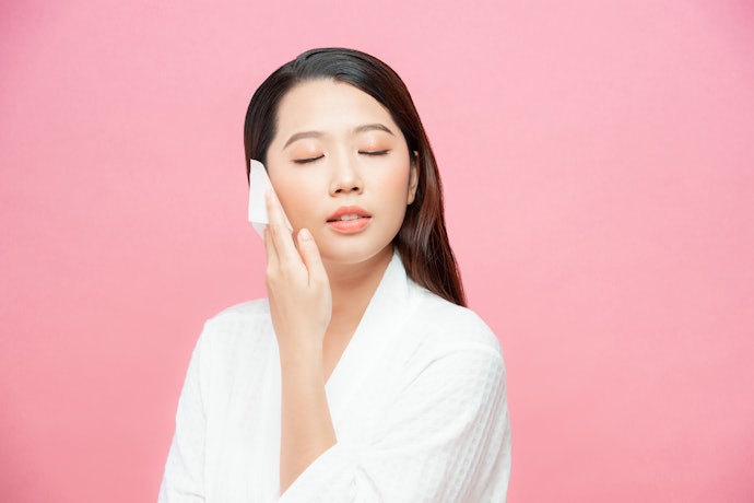 BHA (beta hydroxy acids): Membantu mengurangi minyak berlebih dengan sifat anti-inflamasinya yang bisa mengatasi jerawat