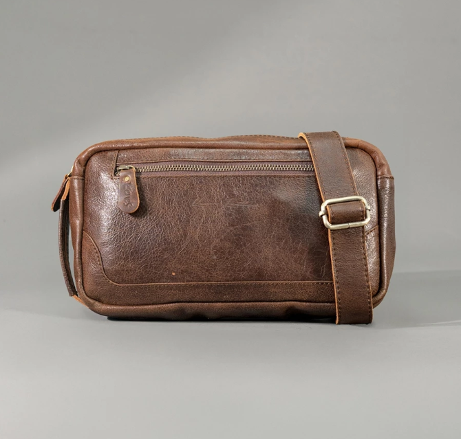 Kenes: Tas berbahan crazy horse leather yang awet, strap bisa dilepas dan difungsikan sebagai clutch