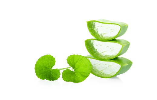 Bila kulit Anda berjerawat meradang, pilih cleansing water yang mengandung Aloe vera, chamomile, green tea, atau Centella asiatica
