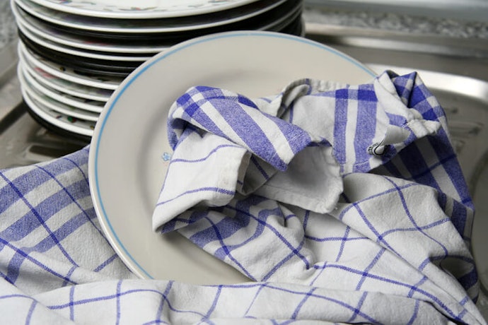Bahan linen untuk mengelap piring yang basah