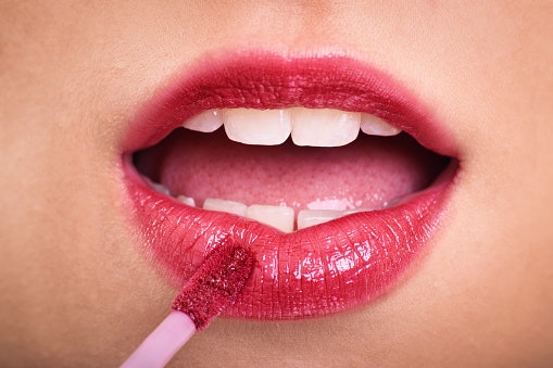 Glossy finish, membuat bibir lebih terlihat penuh