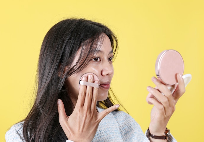 Kulit berminyak dan kombinasi: Pilih cushion dengan hasil akhir matte, velvet matte, atau satin matte