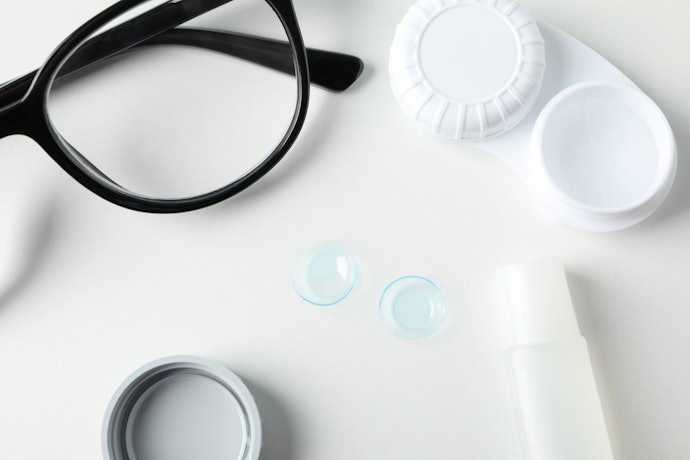 Jika plus <4, cari softlens dengan sama dengan kacamata; Jika plus ≥4, pilih softlens yang lebih besar dari ukuran plus kacamata