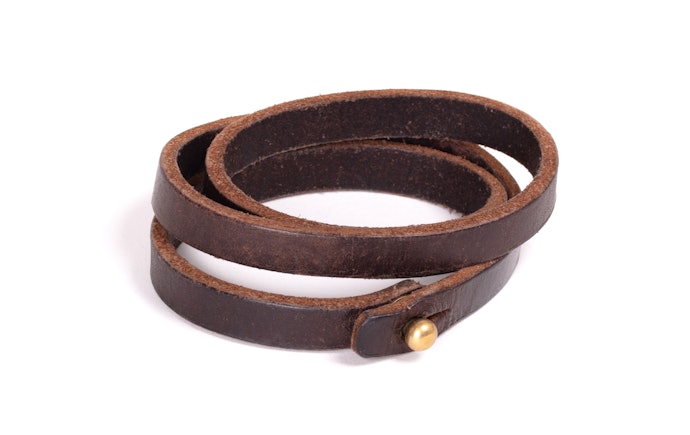 Gelang kulit: Tawarkan look yang minimalis dan memikat