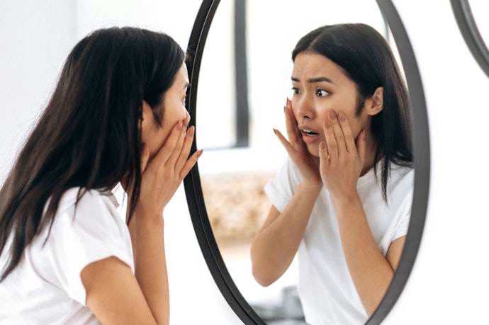 Untuk sekaligus mencerahkan wajah kusam, pilih exfoliating toner dengan niacinamide atau vitamin C
