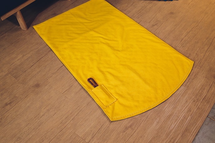 Sajadah full size, terbuat dari bahan yang tipis dan mudah dilipat