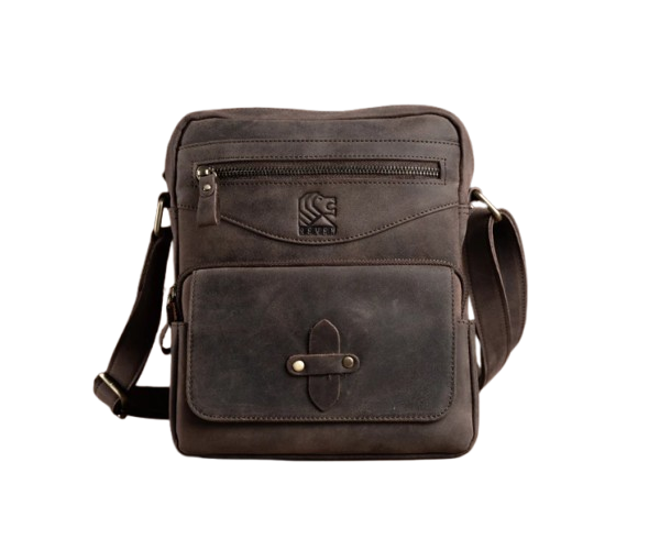 Reven Leather, menghadirkan kesan maskulin berkat material kulit Crazy Horse