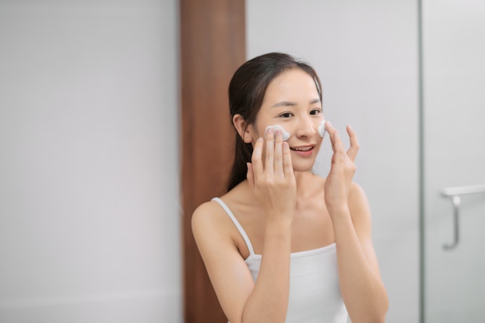 Hindari kandungan alkohol, parfum, dan pewarna karena dapat membuat kulit kering dan iritasi