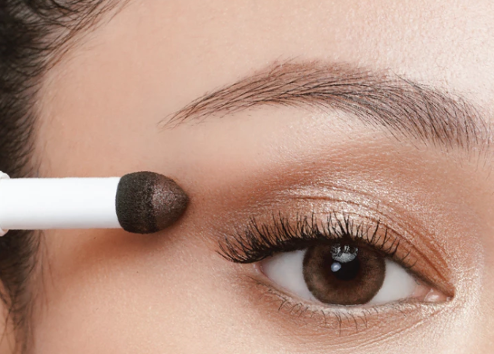 Eyeshadow pen: Bisa langsung diaplikasikan tanpa kuas tambahan, paling pas untuk yang menyukai kepraktisan