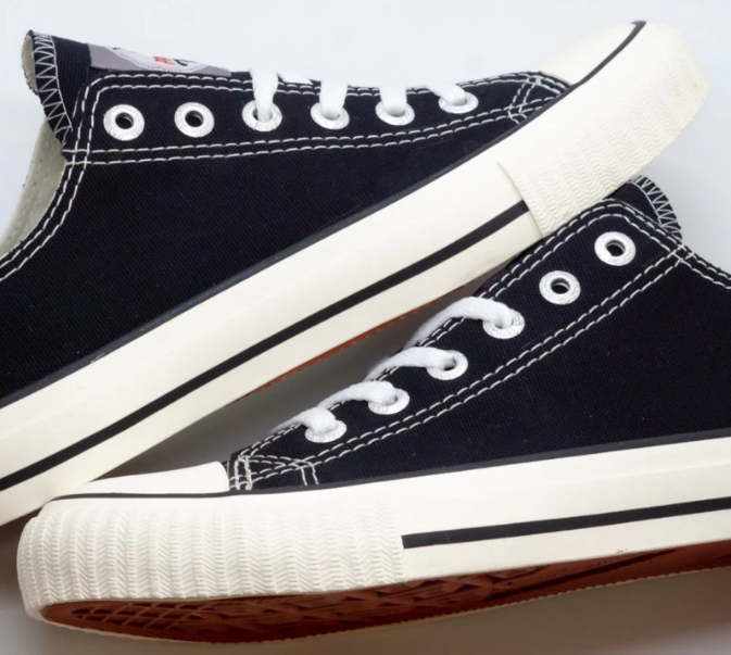 Jika ingin sepatu sekolah hitam putih, Anda bisa temukan pada merk Warrior