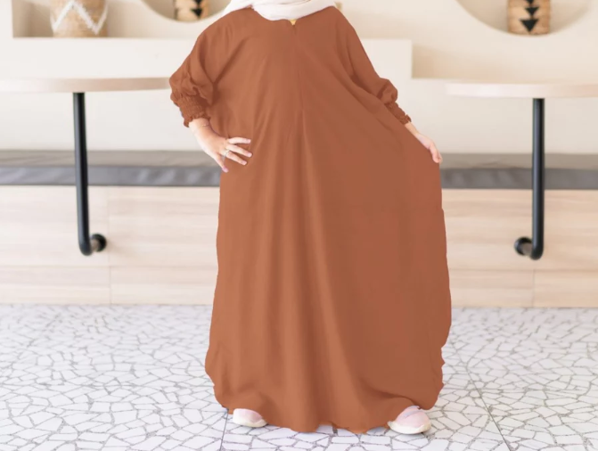 Kaftan dengan detail sederhana, cocok digunakan sebagai daily outfit