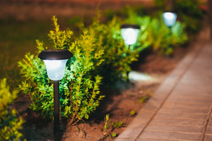 Lampu taman: Pemasangan dengan cara ditancapkan ke tahan