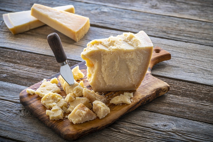 Keju parmesan: Teksturnya keras dan cocok dijadikan topping kue kastengel