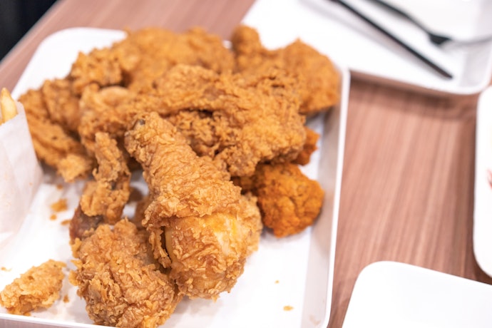 Ayam goreng tepung dan tempe goreng, cocok dijadikan lauk makan