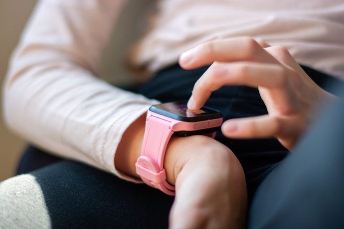 Smartwatch: Tersedia fitur-fitur canggih, mulai dari fitur telepon hingga tombol SOS
