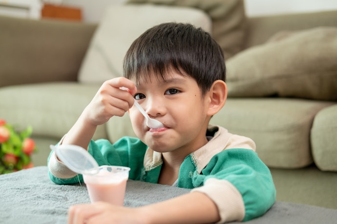 Untuk anak: Carilah yoghurt dengan kandungan gula tak lebih dari 3 g