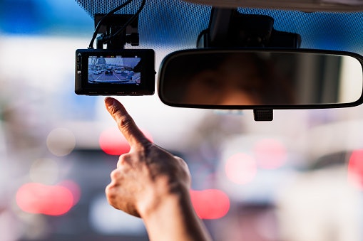 Dash camera, kamera pengawas saat mengendarai mobil
