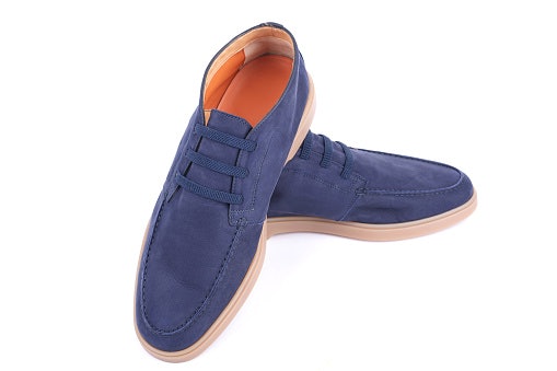 Kulit nubuck/suede: Memiliki tekstur yang unik