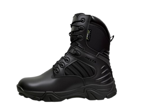 Sepatu high cut atau mid cut untuk medan yang berat dan berbatu