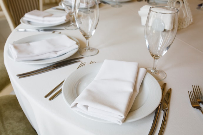 Bahan damask untuk memperindah meja makan