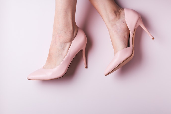 Sepatu high heels: Sepatu dengan bantalan empuk lebih nyaman dipakai