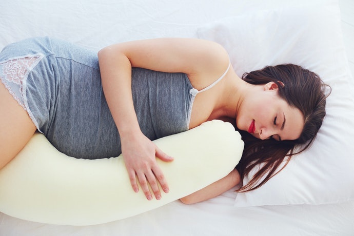 Agar kepala tertopang dengan baik, pilihlah bantal guling berbentuk L