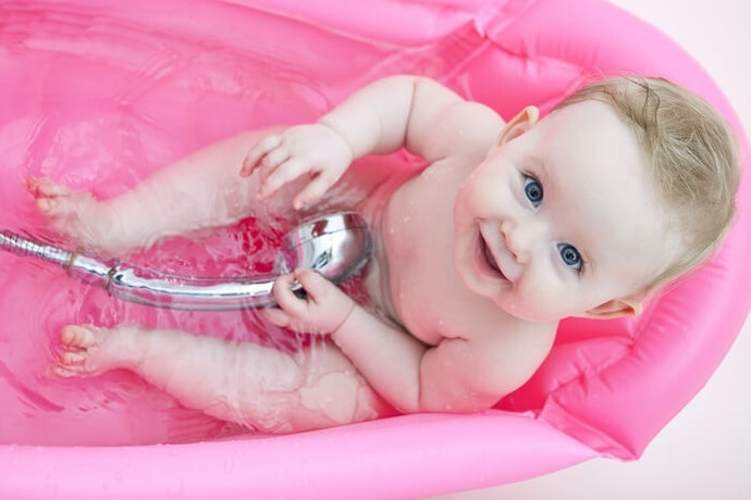 Bath book: Bisa membacakan cerita sambil memandikan bayi
