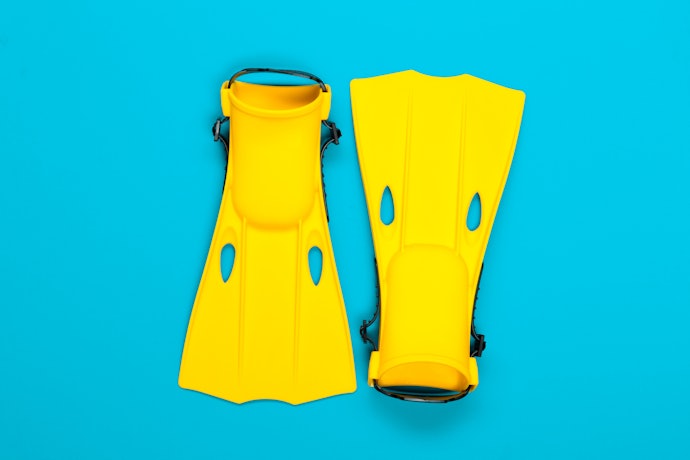 Open heeled lebih serbaguna dan bisa digunakan dengan sepatu renang atau kaki telanjang