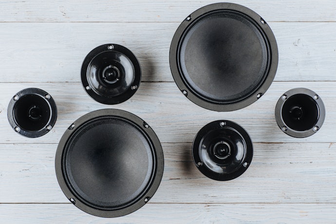 Subwoofer 5–8 inch: Sempurna untuk mobil kecil seperti Ayla, Brio, dan Jazz