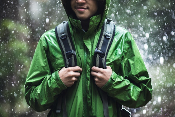 Jaket waterproof menjaga tubuh tetap kering saat hujan ringan