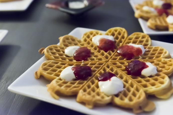 Norwegian Waffle, wafel berbentuk hati dengan sedikit rasa masam menyegarkan