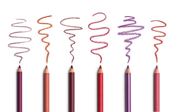 Anda ingin bereksperimen dengan makeup? Pilih eyeliner pensil dengan warna-warna dekoratif, seperti merah, biru, atau silver