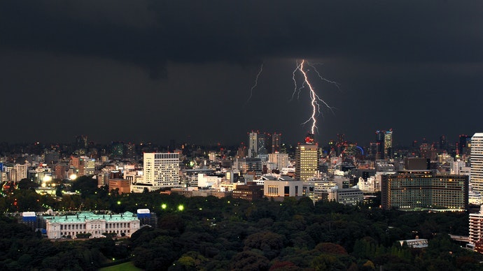 Fitur surge protection, untuk melindungi dari sambaran petir