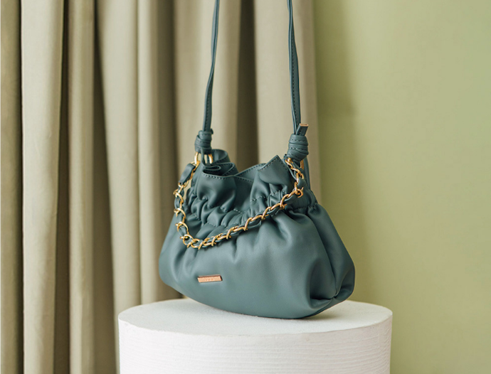 Hand bag dan sling bag, ukurannya lebih kecil