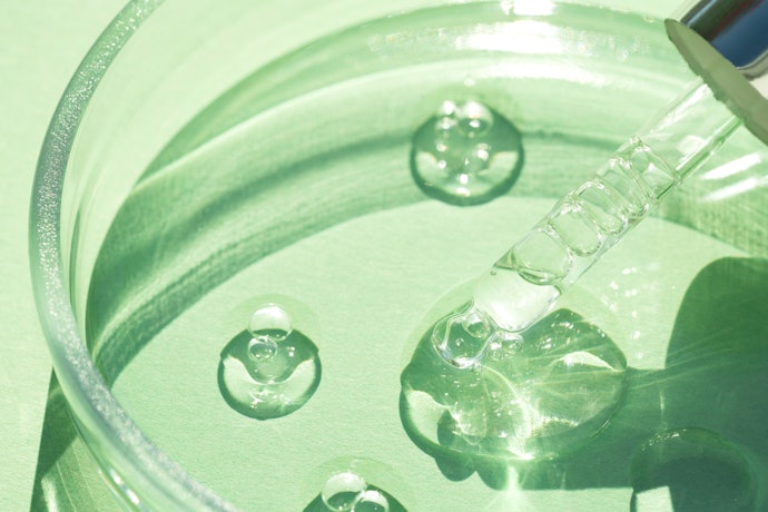 Remaja dengan kulit kering sebaiknya memilih micellar water dengan pelembap humektan dan emolien di 10 kandungan utamanya