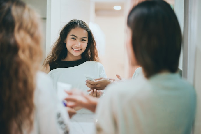 Untuk remaja dengan kulit kering, utamakan serum yang mengandung hyaluronic acid dan ceramide