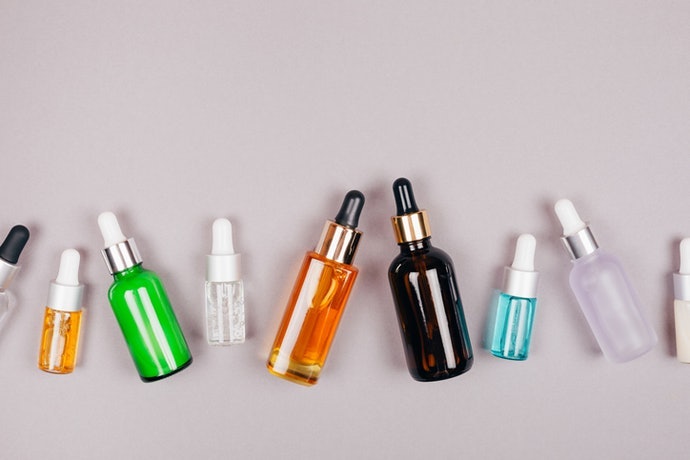Serum dan essence, memiliki konsentrasi bahan aktif yang cukup tinggi