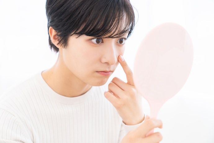 Untuk kulit kering: Pilih yang mengandung pelembap seperti hyaluronic acid atau ceramide