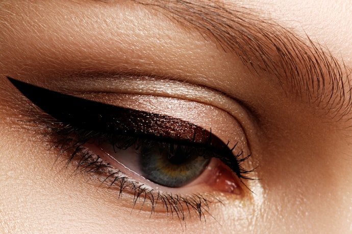 Jika Anda ingin tampil alami sehari-hari, pertimbangkan eyeliner warna cokelat