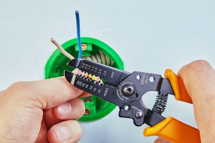 Manual, mudah ditemukan dan cocok untuk kabel tipis