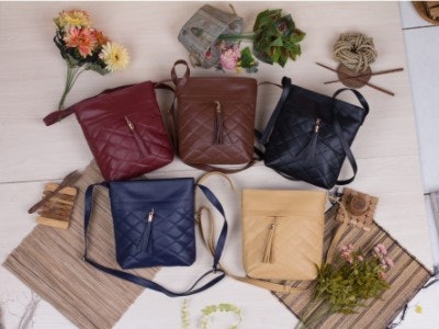 Sling bag: Tas selempang dengan berbagai ukuran