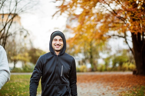 Hoodie jacket: Berfungsi untuk menghangatkan tubuh dan kepala