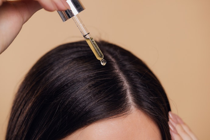 Serum/oil: Melindungi sekaligus memberi kilau pada rambut