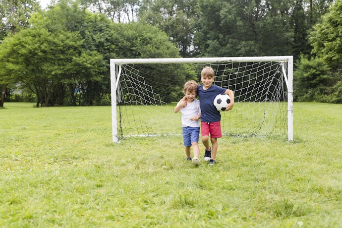 Fixed, biasanya berbahan besi yang lebih tahan lama untuk lapangan outdoor