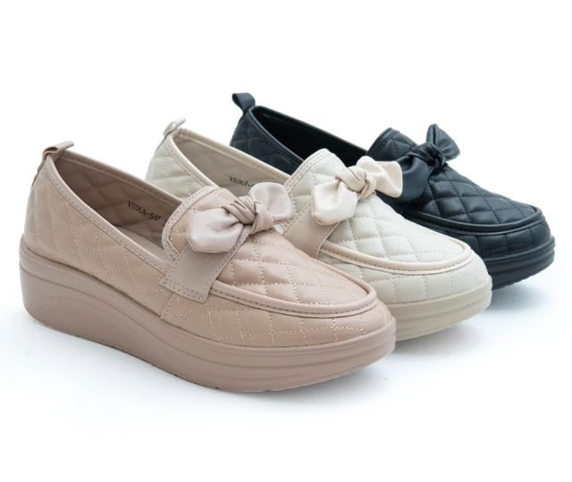 XES: Wedges branded dengan aksen pita yang memberi tampilan girly, cocok bagi wanita feminin
